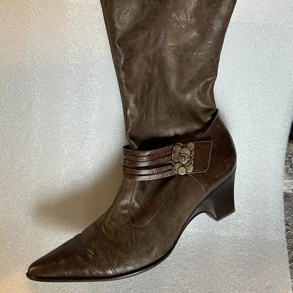 Western Boho Distressed Brown Heeled Boots with Floral Accent Sz 41